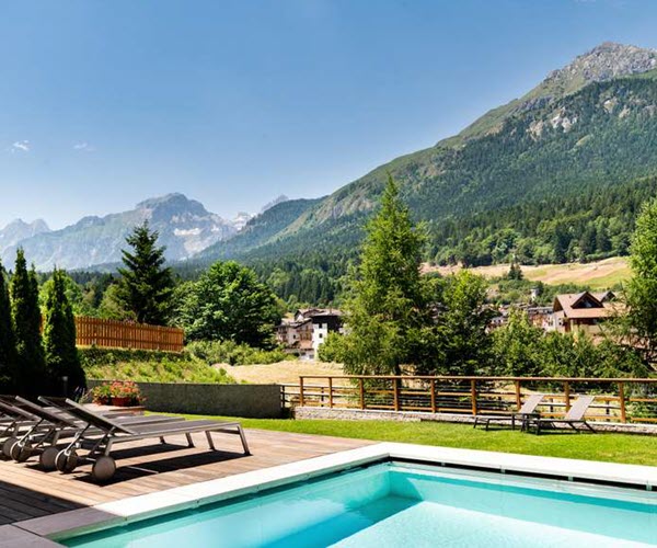 Das beliebte Urlaubsziel im Trentino bietet Ihnen ein großes Freizeitangebot und lässt Sie bei klarer, frischer Luft auf rund 1.300 m Höhe bestens entspannen.