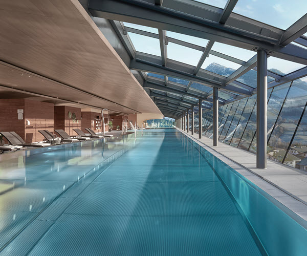 Panorama-Wellnessbereich und Fitnessraum inklusive