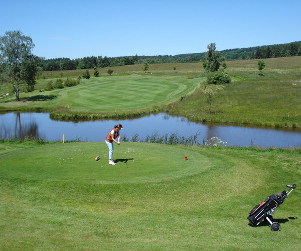  2 x 18-Loch Greenfee oder 50 € Wellnessgutschein inklusive